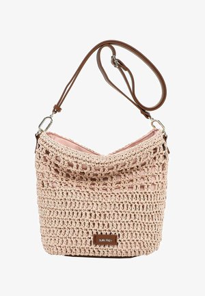 Bolso de crochet beige con forro interior rosa y correa de hombro ajustable de cuero marrón, con una etiqueta "SURI FREY".