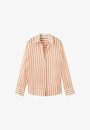 Camisa de manga larga con botones, con rayas verticales beige y blancas y cuello puntiagudo, mostrada extendida sobre un fondo blanco.