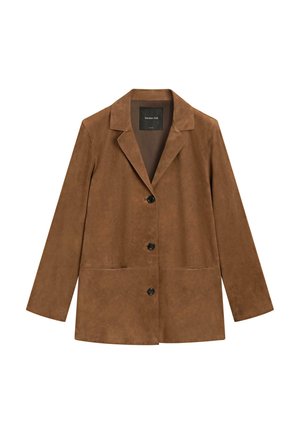 Blazer en daim marron avec trois boutons noirs, col à revers cranté, manches longues et deux poches plaquées à l'avant.