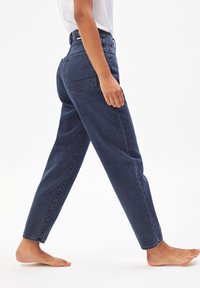 Mörkblå jeans med hög midja och rak bendesign. Tillverkade av denim, med traditionella fickor och en ren finish.