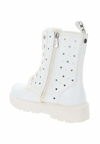Botas blancas hasta el tobillo con diseño perforado, cremallera lateral y suela de goma resistente. Acabado suave con orificios metálicos en contraste y cordones.
