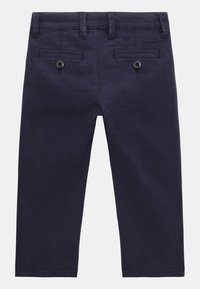 Sötétkék pamut nadrág, slim fit fazonnal, két hátzseb gombokkal és övbújtatókkal. Simára kidolgozott anyag, egyenes szárú tervezés, minta nélkül.