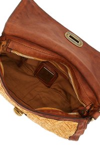 Borsa in pelle marrone con esterno in paglia intrecciata, interno foderato in tessuto marrone, dotata di zip e dettagli in metallo.