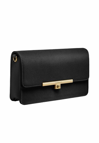 Črn usnjen denarnica s teksturo, z zlato zaponko v obliki palice in detajli šivov, rahlo postavljena v kot, da prikazuje stran in sprednji del.