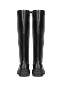 Botas de cuero negro hasta la rodilla con una textura suave, punta redondeada y suela gruesa. Cuentan con una cremallera en la parte trasera para facilitar su uso.