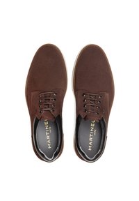 Chaussures en daim marron avec bouts ronds, design à lacets et semelles en caoutchouc blanc contrastantes. Les semelles intérieures noires présentent un logo doré.