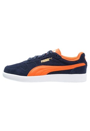 Granatowy sneaker Puma z pomarańczowym paskiem z logo i kołnierzem, złotym napisem Puma, białą podeszwą i granatowymi sznurówkami, widoczny z boku.
