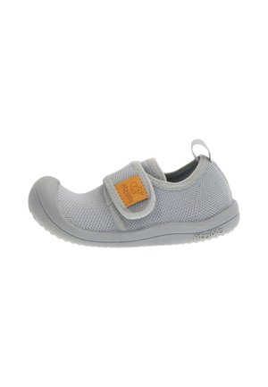 Scarpa da bambino in tessuto grigio chiaro con punta in gomma, chiusura a strappo e etichetta arancione con logo sul lato.