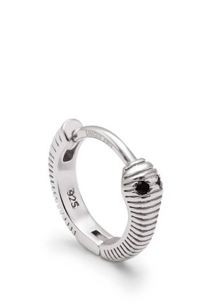 Silberner Ring mit einem strukturierten, gewundenen Design. Verfügt über einen schwarzen Edelsteinakzent auf einer Seite. Der glatte Innenring sorgt für Komfort.