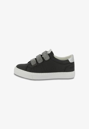 Zapatilla negra con tres correas de velcro grises, suela blanca y parte superior texturizada. Presenta un acento en el talón suave y un sutil detalle de costura.