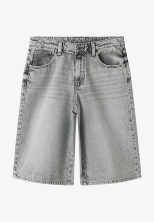 Pantaloni scurți gri din denim cu nasture frontal, fermoar, bucle pentru curea și design cu cinci buzunare, prezentând o textură ușor decolorată.