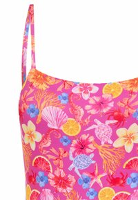 Maillot de bain rose avec des motifs floraux et océaniques vibrants, comprenant des coquillages, des tortues et des fleurs tropicales, avec des bretelles fines.