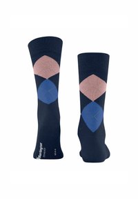 Para granatowych skarpetek z różowymi i niebieskimi wzorami w romby argyle, przedstawiająca widoki z przodu i z tyłu na jednolitym białym tle.