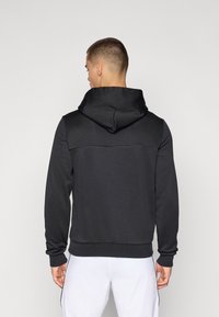 Schwarzer Kapuzenpullover mit glatter Textur, ausgestattet mit einem Kordelzug, gerippten Bündchen und Saum sowie einem minimalistischen Design.