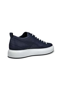 Granatowe skórzane sneakersy z teksturowanymi bokami, białymi sznurówkami i grubą białą podeszwą. Charakteryzują się okrągłym noskiem oraz minimalistycznym designem.