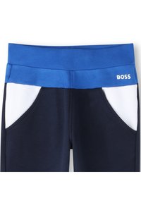 Pantalons de jogging navy avec une taille élastique bleue. Dotés de poches latérales blanches et d'un petit logo BOSS blanc sur la taille. Texture lisse.