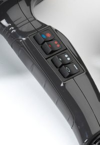 Dispositif portable noir avec une prise texturée, comportant des boutons de couleur (rouge, bleu, noir) pour les commandes et un design lisse et courbé.