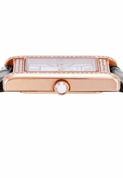 Rechthoekig horloge van roségoud met diamantaccenten, zwart lederen bandje en een witte kroon aan de zijkant.