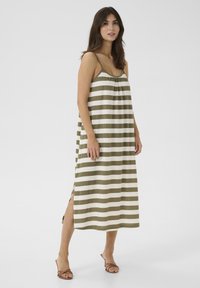 Abito maxi con spalline, caratterizzato da strisce orizzontali verde oliva e bianche, con spacco laterale e vestibilità rilassata, realizzato in tessuto leggero.