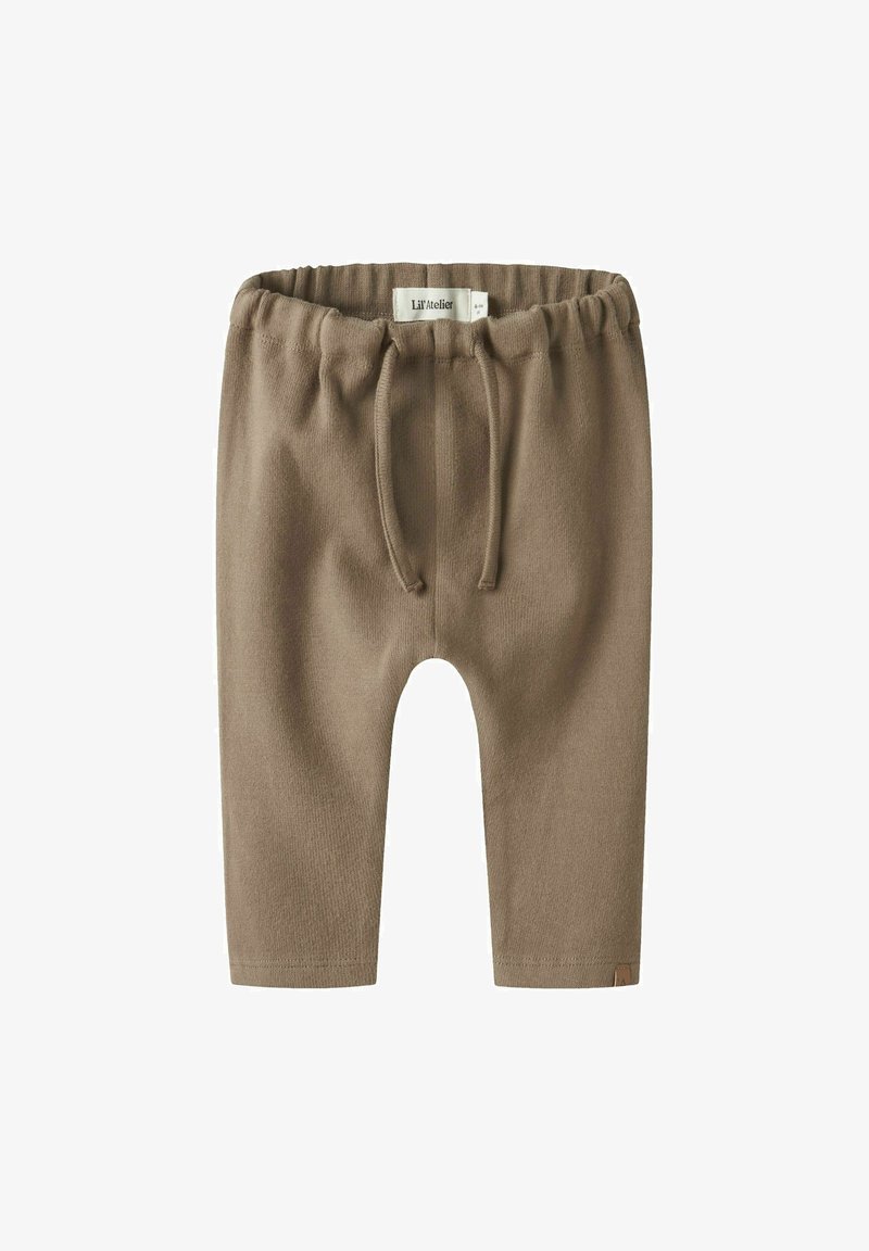 Bruine peuterbroek met elastische tailleband en touwtje, gelabeld "Lil' Atelier," tentoongesteld op een witte achtergrond.