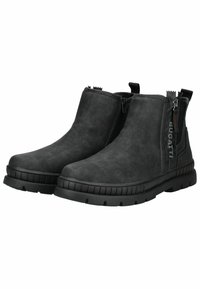 Botas de tobillo de imitación cuero gris con cremalleras laterales, superficie texturizada, suela de goma y tiradores para facilitar su calzado. Presenta un diseño robusto.