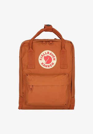 Zaino Fjällräven Kånken marrone con forma rettangolare, tasca frontale con zip e toppa rotonda con logo. Realizzato in tessuto resistente con manici intrecciati.