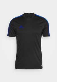 Camiseta atlética negra de manga corta, con rayas azules en los hombros y un logo de Adidas en azul en el pecho.