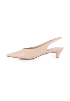 Zapato slingback beige con puntera picuda, tacón bajo tipo kitten y acabado liso en cuero, mostrado de lado sobre fondo blanco.