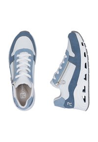 Chaussures de sport bleu clair et blanc avec texture perforée, fermeture à lacets, fermeture éclair latérale et semelle en caoutchouc avec découpes pour la ventilation.
