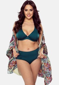 Teal színű bikini szett, háromszög alakú top részével és magas derekú alsórészével, amelyhez egy virágmintás, áttetsző, puha anyagú takaró tartozik.