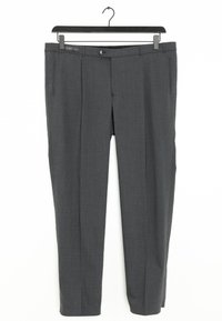 Pantalon sur mesure gris suspendu sur un cintre noir. Caractéristiques : taille plate, deux poches latérales et une fermeture à un bouton. Tissu texturé.