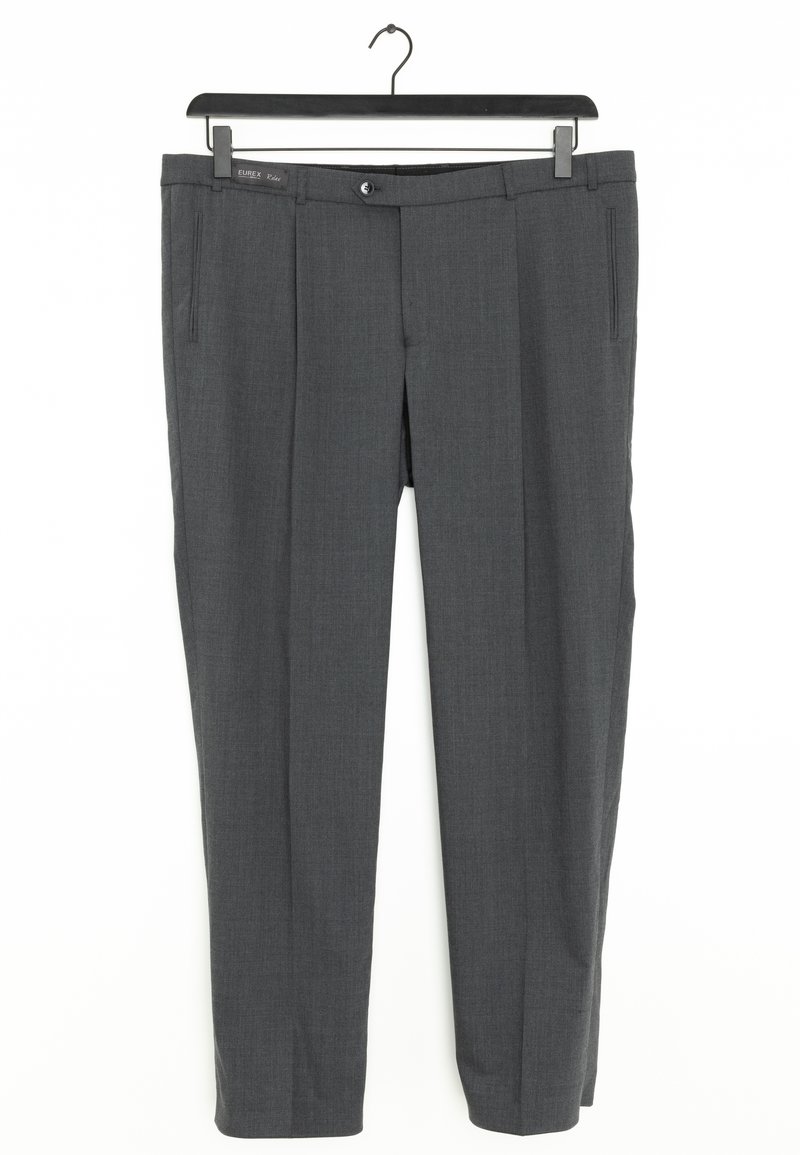 Pantalon sur mesure gris suspendu sur un cintre noir. Caractéristiques : taille plate, deux poches latérales et une fermeture à un bouton. Tissu texturé.