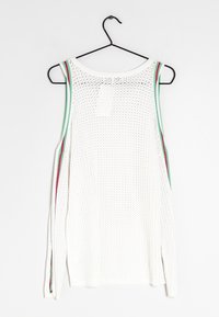 Witte gebreide mouwloze sweater met groene en rode gestreepte details aan de zijkanten, hangend aan een zwarte hanger tegen een witte achtergrond.
