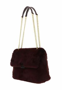 Handtas van bordeaux imitation bont met een flapsluiting, gouden kettingbanden en een gestructureerd oppervlak. Voorzien van een zwart logo-accent aan de voorkant.