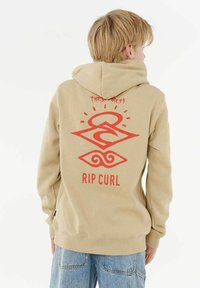 Beige hoodie met een groot rood grafisch ontwerp met abstracte vormen en de tekst "RIP CURL" op de achterkant; zachte textuur en verstelbare capuchon.