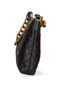 Gequilte zwarte leren handtas met een onderscheidend zijprofiel, voorzien van een stevige gouden kettingriem en een ritssluiting.