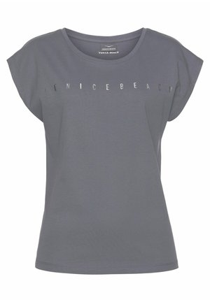 Szary t-shirt z krótkim rękawem z napisem „VENICE BEACH” na piersi, wykonanym małymi, oddzielonymi białymi literami.