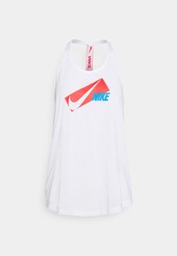 Top bianco senza maniche realizzato in tessuto leggero. Presenta un grande logo Nike rosso e blu sul davanti e un design a spalline sottili.
