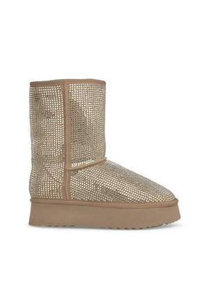 Beige enkelboot met een mesh bovenwerk, zachte voering en een dikke, gestructureerde zool. Rond neu en minimale hardwareaccenten.