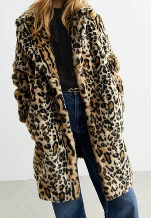 Manteau en fausse fourrure avec un imprimé léopard, col à revers, boutons sur le devant et manches larges ; combine des teintes de brun, beige et noir.