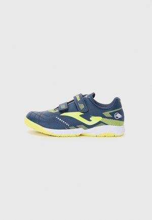 Granatowe buty sportowe z żółtymi akcentami, z teksturowanym syntetycznym wierzchem, z zapięciem na rzep i gumową podeszwą z wzorami zapewniającymi przyczepność.