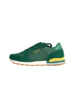 Zapatillas deportivas verdes con materiales de ante y malla. Presentan un diseño suave, suela de goma y acentos en amarillo y azul.