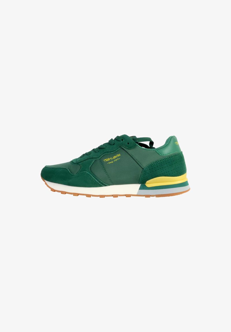Zapatillas deportivas verdes con materiales de ante y malla. Presentan un diseño suave, suela de goma y acentos en amarillo y azul.