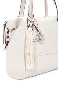 Borsa a mano in pelle bianca con chiusura a zip, dettagli marroni a contrasto, una frangia e un ciondolo metallico geometrico. Texture liscia, forma strutturata.