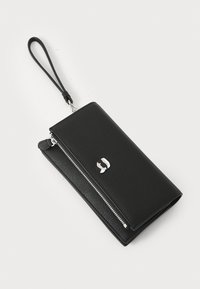 Portefeuille en cuir noir avec une texture grainée, un compartiment zippé, des ferrures en argent et une lanière pour le poignet. Marquage notable à l'avant.