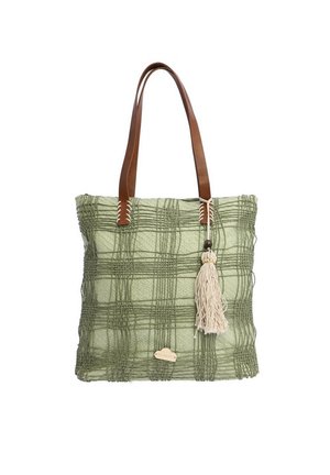 Bolso tote de mimbre verde con un patrón texturizado, asas de cuero marrón, y un tassel decorativo con acentos de cuentas. Presenta una pequeña etiqueta de marca.