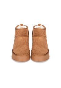 Botas de tobillo de ante marrón con suave forro blanco, puntera redondeada y suela de goma plana. Cuentan con una pestaña para facilitar su colocación.