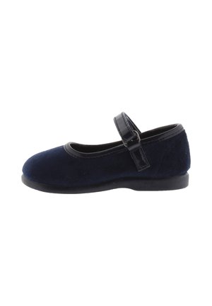 Zapato de tela azul marino con puntera redonda y una única correa de charol cruzando el empeine. Suela plana de goma. Textura suave y lisa.