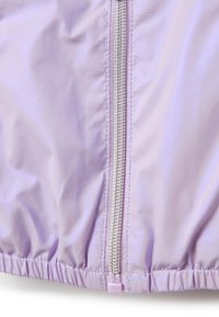 Lilak kleurige jas met een glanzende, gladde textuur. Voorzien van een zilveren rits en een gathered elastische zoom, met een kleine roze ritssluiting.