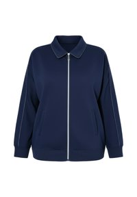 Giacca blu navale con zip, colletto, maniche lunghe, tasche laterali e polsini e bordo a costine, mostrata su sfondo bianco.